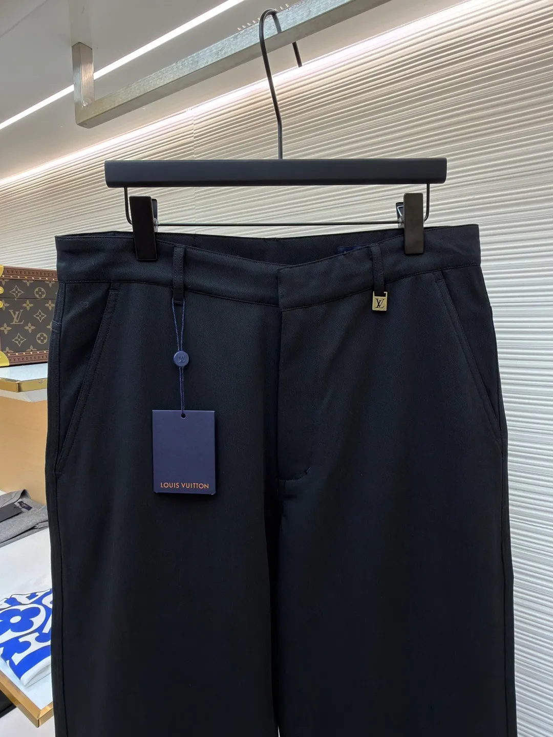 LOUIS VUITTON linen patch pocket overalls ●Original version: Purchased and developed at 13450 ●Item number: 1682126-A75 ●Fabric: linen fabric ●Technology: patch production ●Color: black ●Version: fitted version ●Weight: about 600 grams ●Size: S-M-L-XL ●Description: This overall is made of light linen canvas with a simple silhouette and is made of nubuck Damier The label on the back expresses the brand's style. It can be paired with the same work jacket to create a modern look, making it an everyday fashion choice in summer. Relaxed fit 100% linen Italian pockets Back patch pockets Nubuck label. The overall wiring is straight and delicate, the fabric is comfortable and soft, and the color is consistent without color difference. It can be matched with the same style to create a fashionable look and control various occasions. Customized accessories, complete with three standards, same style for men and women!